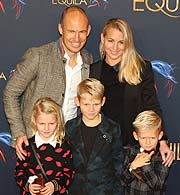 Arjen Robben mit Familie bei Equila - Weltpremiere im Showpalast M&uuml;nchen am 05.11.2017 (&copy;Foio:Martin Schmitz)